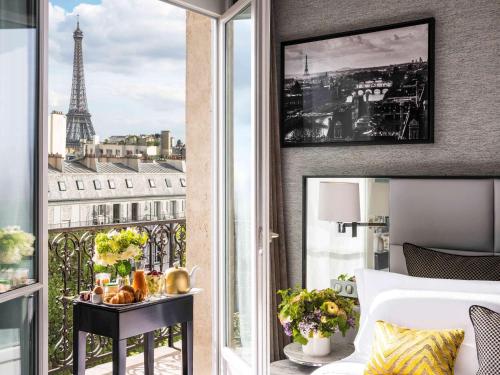 巴黎巴黎巴尔的摩之旅艾菲尔铁塔索菲特酒店的一间卧室享有艾菲尔铁塔的景色