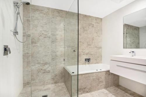 卡巴雷塔海滩Beachfront Cabarita Apartment by Kingscliff Accommodation的带淋浴和盥洗盆的浴室
