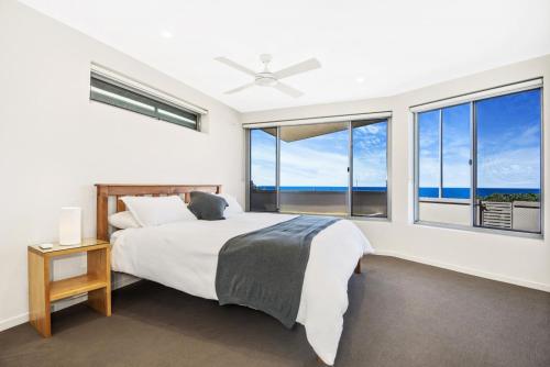 卡巴雷塔海滩Beachfront Cabarita Apartment by Kingscliff Accommodation的一间卧室设有一张床,享有海景