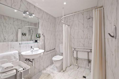 基督城The Classic Villa的白色的浴室设有水槽、卫生间和淋浴。