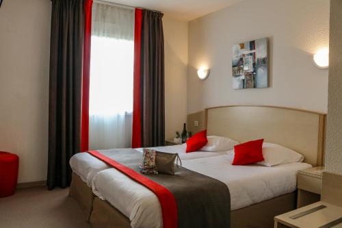 图尔尼蜂鸟酒店的酒店客房设有两张床和窗户。