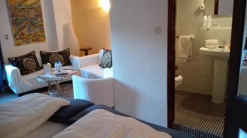 Margarida磨坊乡村酒店及餐厅的一间酒店客房 - 带一张床和一间浴室