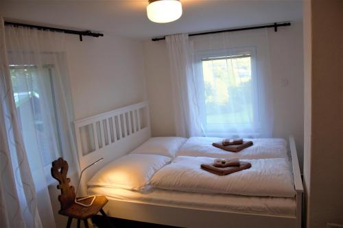 切拉德纳Babiččin Vejminek的小卧室配有一张带两张蜡烛的床