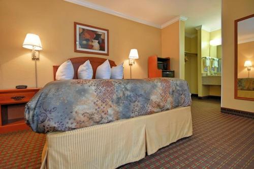 基林Americas Best Value Inn Killeen Ft Hood的酒店客房配有一张带枕头的大床