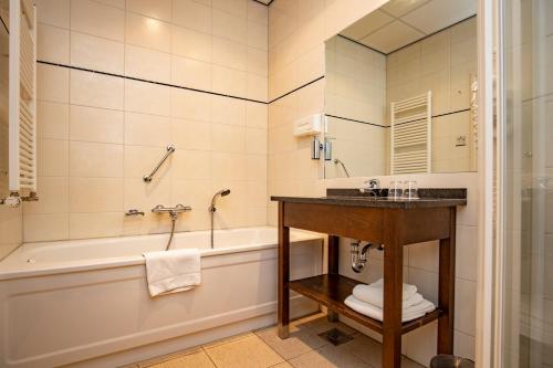 阿默斯福特阿默斯福特弗莱彻餐厅酒店的带浴缸和盥洗盆的浴室