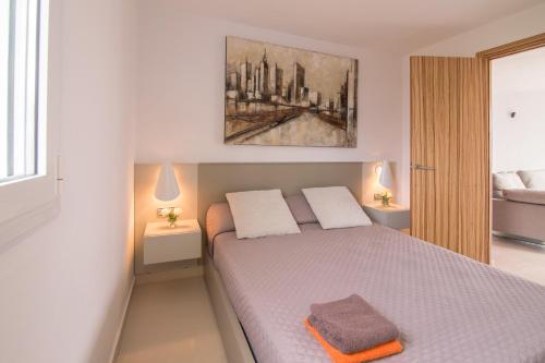 比尼贝卡BINIPARADISE - Villa Excellent的一间卧室配有一张带2个床头柜的大床