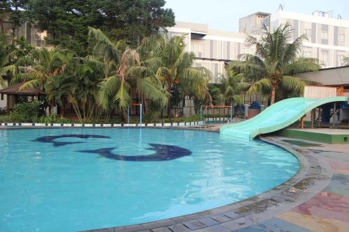 芝勒贡芝勒贡绿色酒店的度假村内带滑梯的游泳池