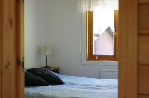 RällaTallbarren的一间卧室设有一张床和一个窗口
