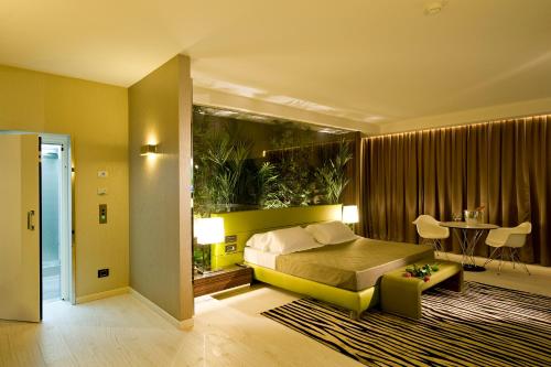 格鲁梅洛德尔蒙泰中提琴M酒店的卧室配有一张床和一张桌子
