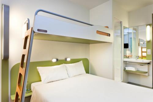 马德里马德里阿尔卡拉大街宜必思快捷酒店的一间卧室配有带梯子的双层床