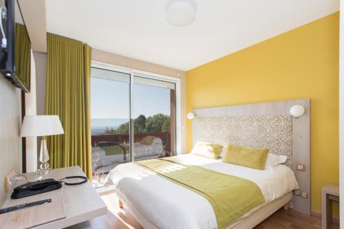 克罗泽特Hôtel-Restaurant Bois Joly的一间卧室设有一张大床和一个大窗户