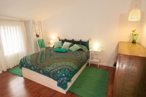 ViavélezLa Postoca的一间卧室配有一张带绿色棉被的床