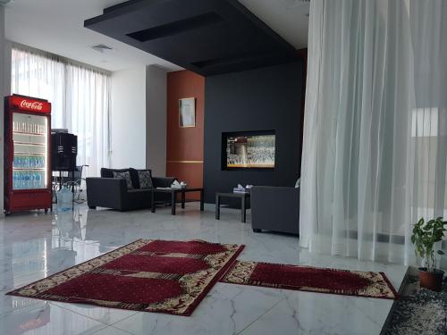 科威特ماجيك سويت صباح السالم Magic suite sabah Alsalem的带沙发的客厅
