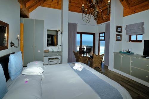 维德尼斯海豚沙滩宾馆的一间卧室设有一张大床,享有海景