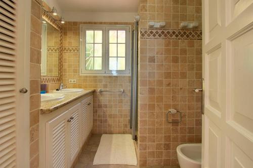 埃尔帕索Casa Esther的带淋浴、盥洗盆和卫生间的浴室