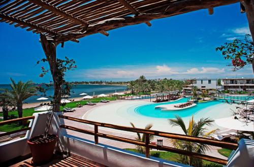 帕拉卡斯拉哈西恩德巴伊亚帕拉卡斯酒店的从度假村的阳台上可欣赏到游泳池的景色