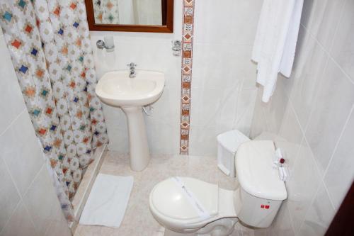 卡塔赫纳Hotel Dorado Plaza Centro Histórico的白色的浴室设有卫生间和水槽。