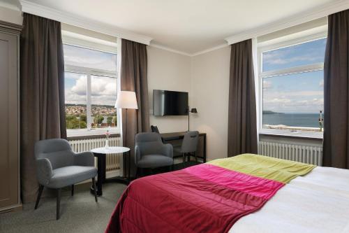 延雪平瑞典精英酒店的酒店客房设有一张床,享有海景。