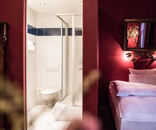 慕尼黑Hotel Ritzi的一间带床和卫生间的浴室