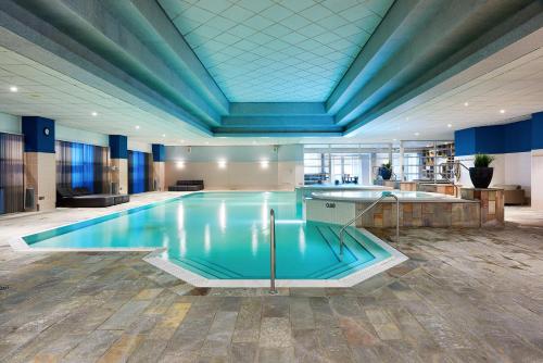 米尔洛HUP的蓝色天花板建筑中的一个大型游泳池