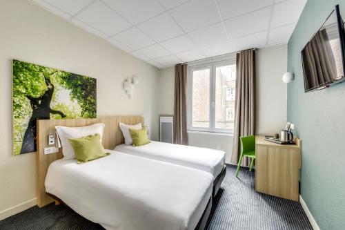 里尔Hotel Chagnot的酒店客房设有两张床和窗户。