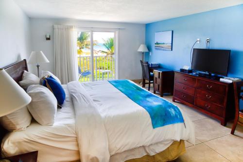 维洛海滩维洛海滩汽车旅馆的一间卧室配有一张大床和一台电视。