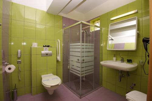 斯特尼瓦拉阿奥索斯4epoches的绿色浴室设有卫生间和水槽