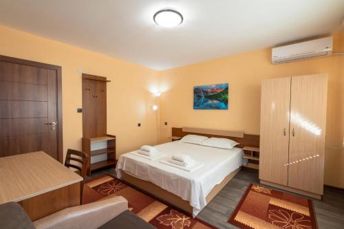大普雷斯拉夫Family Hotel Preslav的卧室配有白色的床