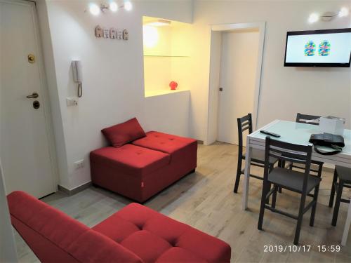 塔兰托Casa Vacanze Dany的客厅配有红色的沙发和桌子