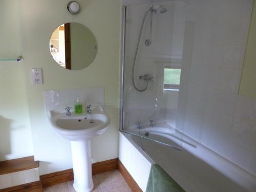 哈波罗集市Smallthorns Barn的浴室配有水槽、淋浴和浴缸。