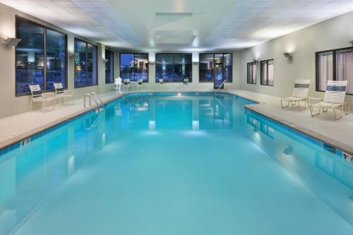 纳什维尔纳什维尔机场雷迪森酒店的大楼内的一个蓝色海水游泳池