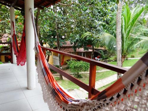 皮帕卡瓦罗马里尼奥旅馆的门廊上的吊床,享有花园景色