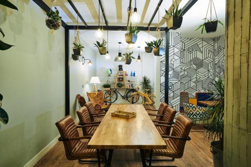 塞萨洛尼基蓝瓶精品酒店 的配有桌椅和植物的房间