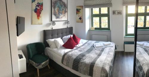 弗罗茨瓦夫GREENY的一间卧室配有一张床和一把绿色椅子