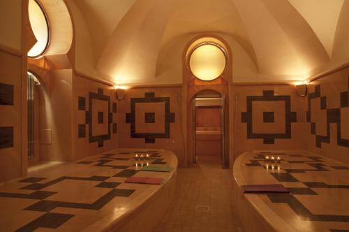 罗马斯普拉提特维里旅馆 - 世界小型豪华酒店的浴室设有2个水槽和2面镜子