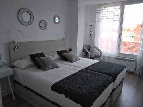 奥伦塞Morriña的一间卧室设有一张大床和一个窗户。