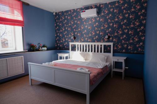 梁赞Sleep House Рязань的卧室配有白色的床和蓝色的墙壁