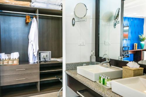 阿约拉港Ikala Galapagos Hotel的一间带水槽和镜子的浴室