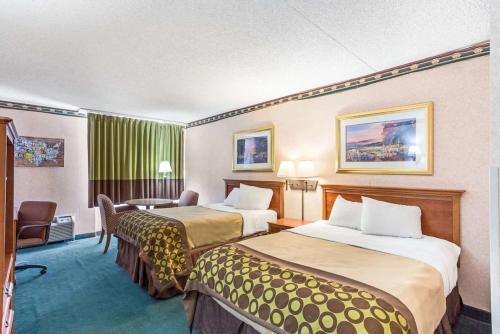 博伊西Lotus by Hotel Inn的酒店客房配有两张床和一张书桌