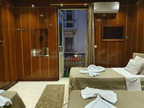 开罗Holy Sheet Hostel的一间设有两张床铺和毛巾的房间