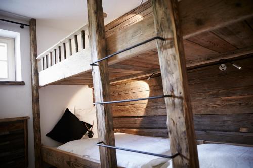 萨菲登安斯泰内嫩米尔奥豪斯格特木屋的木墙客房的两张双层床