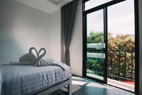 涛岛Good Place的一间卧室设有一张床和一个大窗户