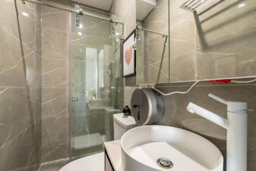 悉尼1 Private Double Bed with En-suite Bathroom in Sydney CBD near Train UTS DarlingHar&ICC&C hinatown - ROOM ONLY的带淋浴、卫生间和盥洗盆的浴室