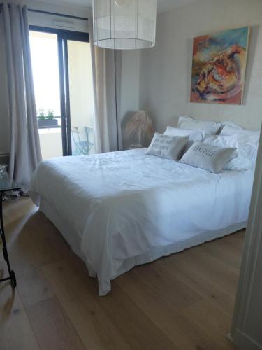 里昂Jolie chambre à louer - Vue Imprenable的卧室内的一张大白色床,带有窗户