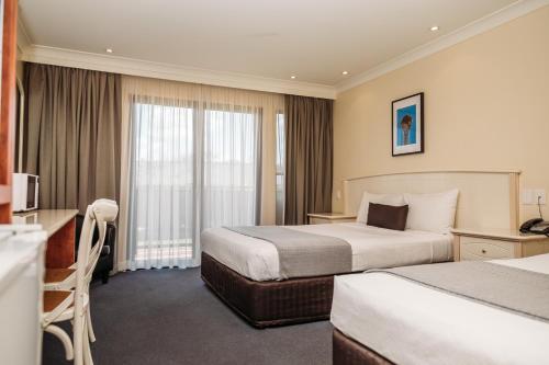 多尔比柯伯斯汽车旅馆的酒店客房配有两张床和一张书桌