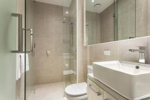 弗兰克斯顿奎斯特弗兰克斯顿湾酒店的一间带水槽、卫生间和淋浴的浴室