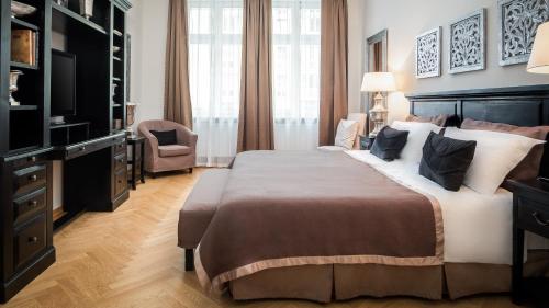 柏林柏林帕拉茨娜服务式公寓的一间卧室配有一张大床和电视
