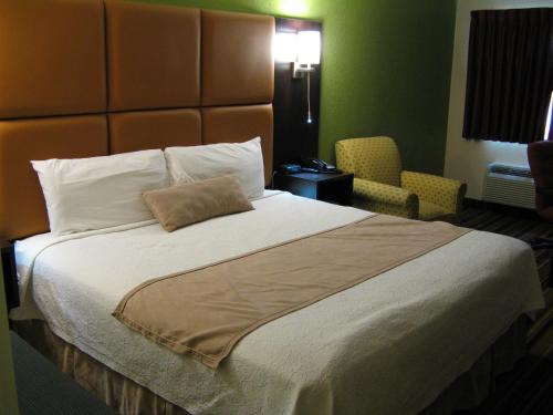 波特兰波特兰旅馆的酒店客房带一张大床和一把椅子