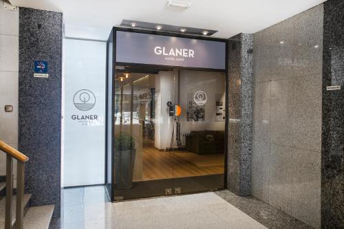 安道尔城Glaner Hotel Cafe的大楼内电梯的玻璃门