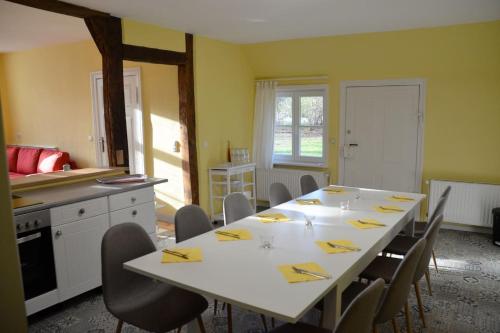MödlichDeichkind - Reetdachhaus direkt am Elbdeich的一间配备有白色桌椅的用餐室